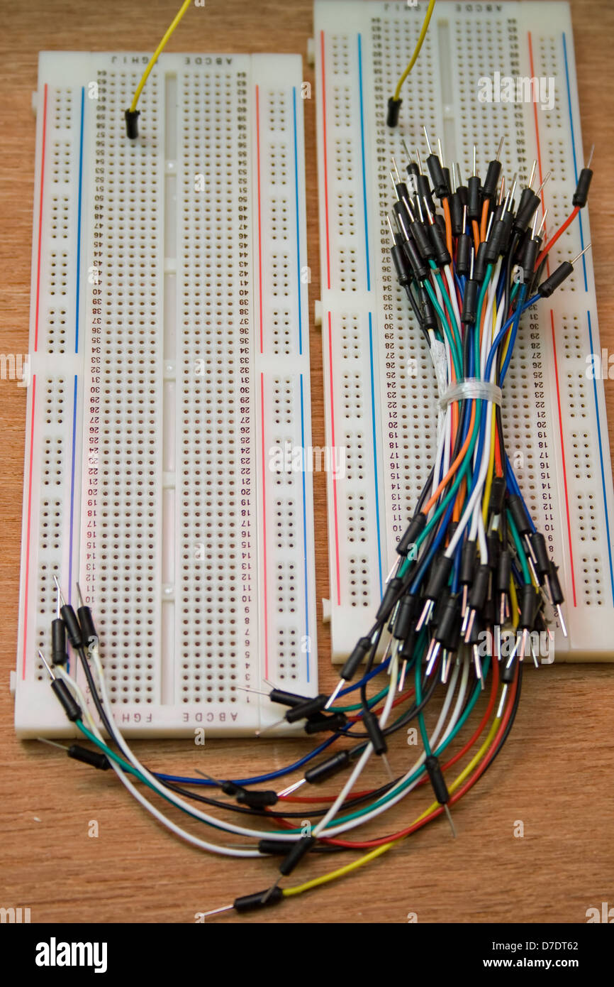 Elettronico di fili a ponticello con due solder-meno breadboards Foto Stock