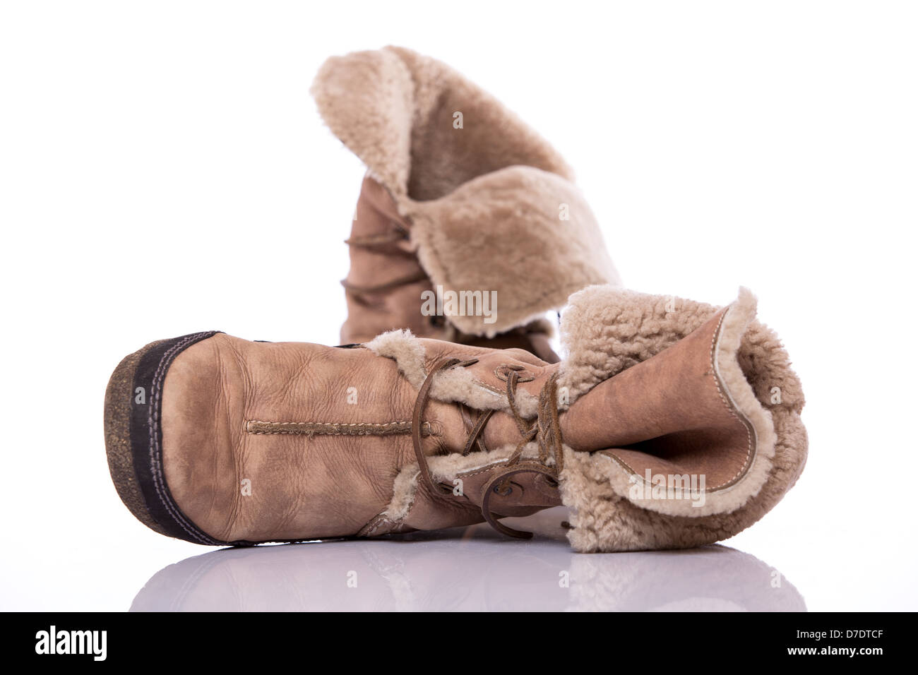 Inverno caldo marrone scarpe di pelliccia su sfondo bianco Foto Stock