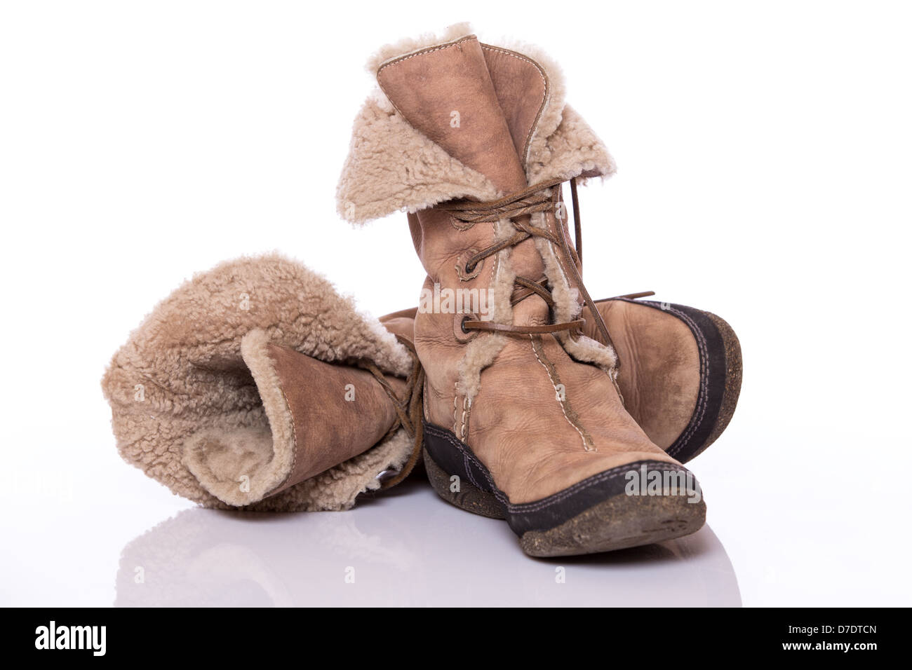 Inverno caldo marrone scarpe di pelliccia su sfondo bianco Foto Stock