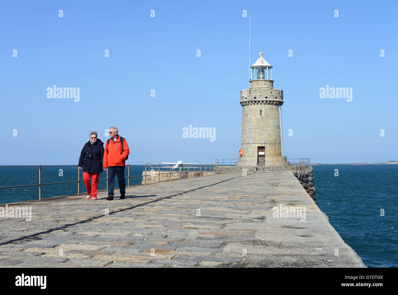 I turisti camminando sul molo del Castello, St Peter Port Guernsey Foto Stock
