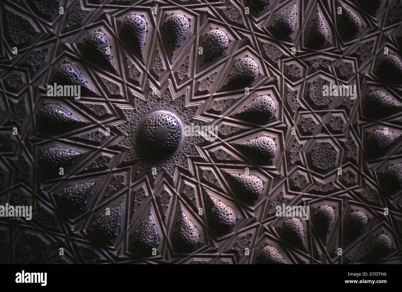 Arabesque ornamento carving dettaglio delle porte di bronzo al Sultan al-Mu'ayyad moschea, vecchia città del Cairo in Egitto Foto Stock