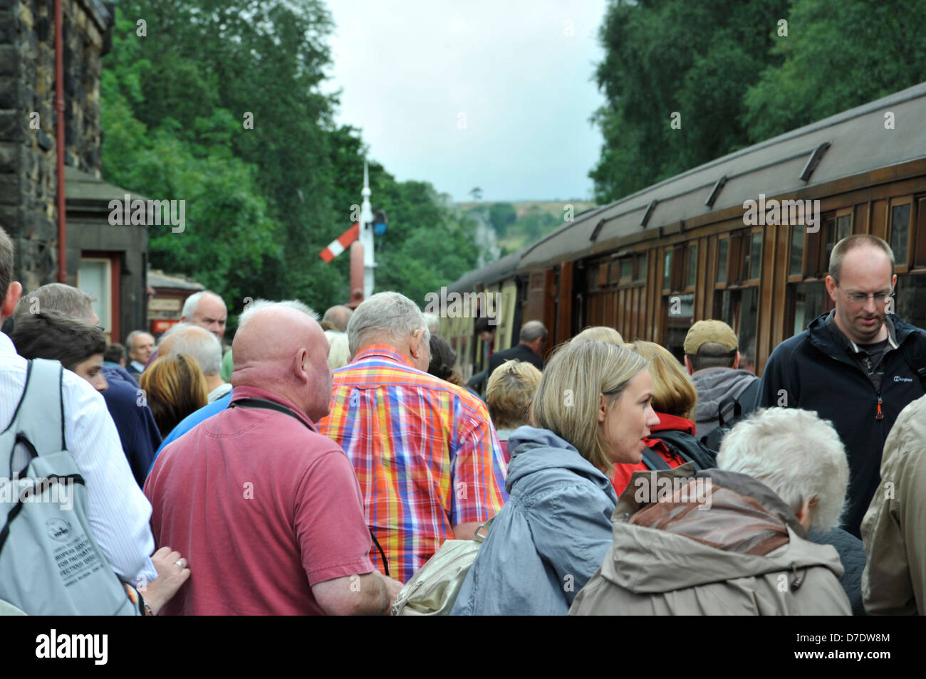 Treno a vapore,Goathland, stazione ferroviaria,folle di salire sul treno a vapore,Persone,carrelli,segnali,alberi,folle Foto Stock