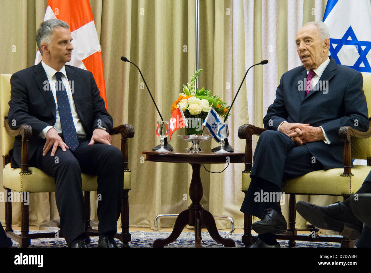 Gerusalemme, Israele. Il 5 maggio, 2013. Il presidente israeliano Shimon Peres (R) ospita il Ministro degli Affari esteri della Svizzera e Vice Presidente della Confederazione svizzera, Didier Burkhalter (L), per un lavoro diplomatico incontro presso i presidenti di residenza. Gerusalemme, Israele. 5-Maggio-2013. Il Presidente Shimon Peres ospita il Ministro degli Esteri della Svizzera e Vice Presidente della Confederazione svizzera, Didier Burkhalter, per un lavoro diplomatico riunione. I due discutere questioni centrali nella regione e a rafforzare la cooperazione. Foto Stock