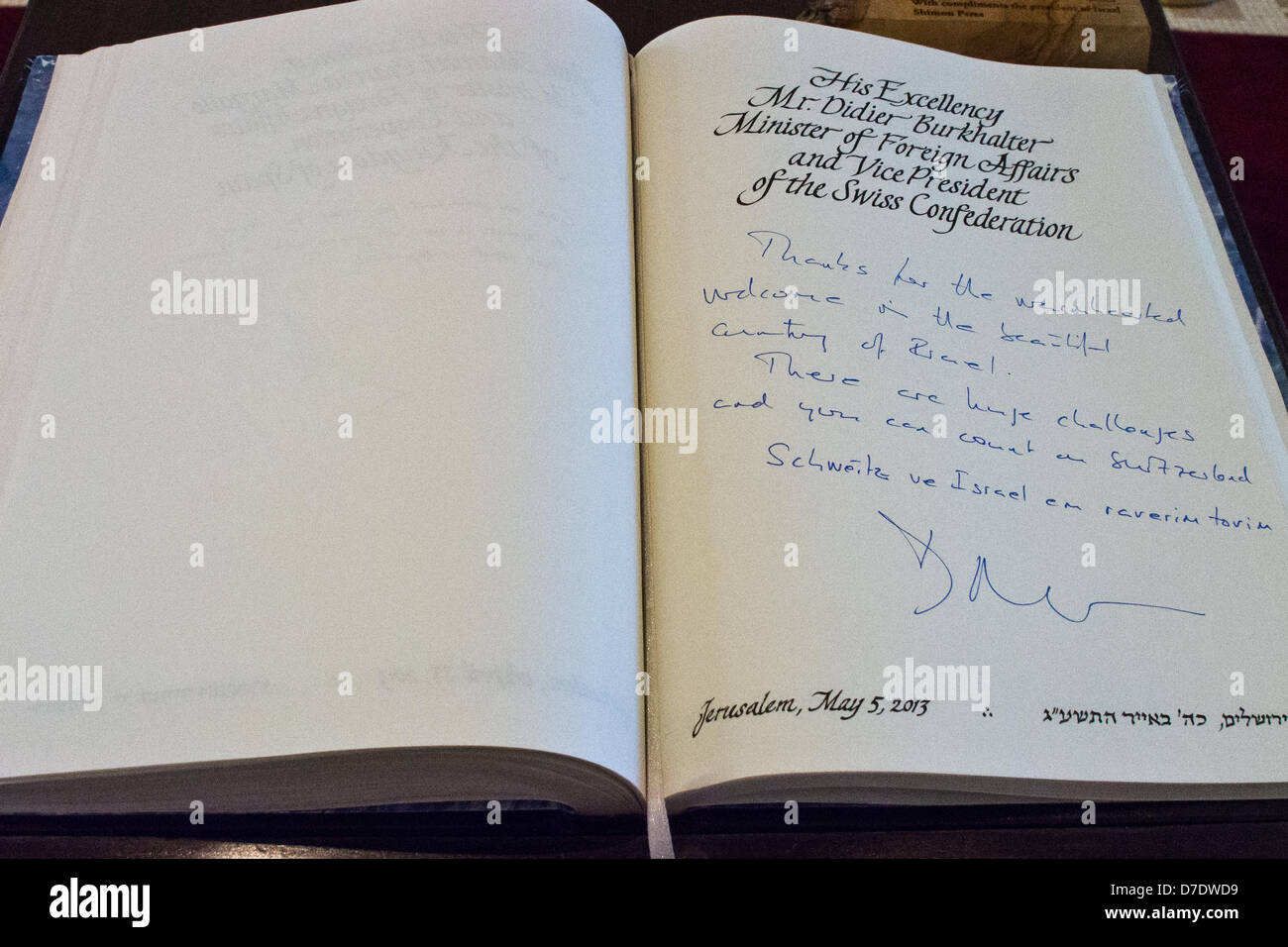 Gerusalemme, Israele. Il 5 maggio, 2013. Swiss FM Burkhalter entrata nel guestbook dei presidenti di residenza grazie Peres per il suo benvenuto a Israele e legge le parole "Svizzera e Israele sono buoni amici", in Ebraico scritto in lettere latine. Gerusalemme, Israele. 5-Maggio-2013. Il Presidente Shimon Peres ospita il Ministro degli Esteri della Svizzera e Vice Presidente della Confederazione svizzera, Didier Burkhalter, per un lavoro diplomatico riunione. I due discutere questioni centrali nella regione e a rafforzare la cooperazione. Foto Stock