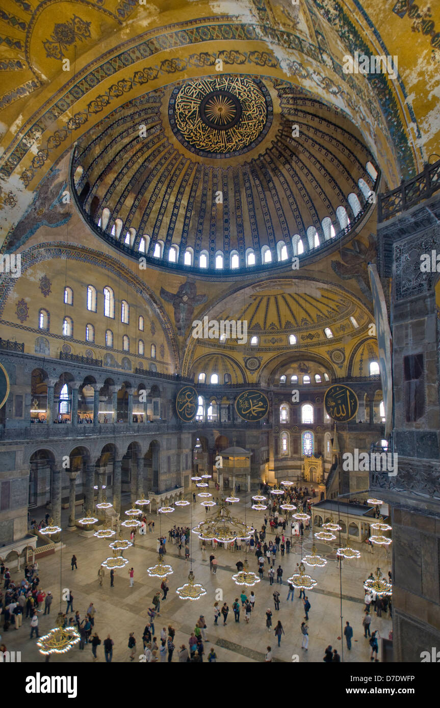 Hagia Sophia è un ex ortodossi basilica patriarcale, più tardi una moschea, e oggi sede di un museo di Istanbul. Foto Stock