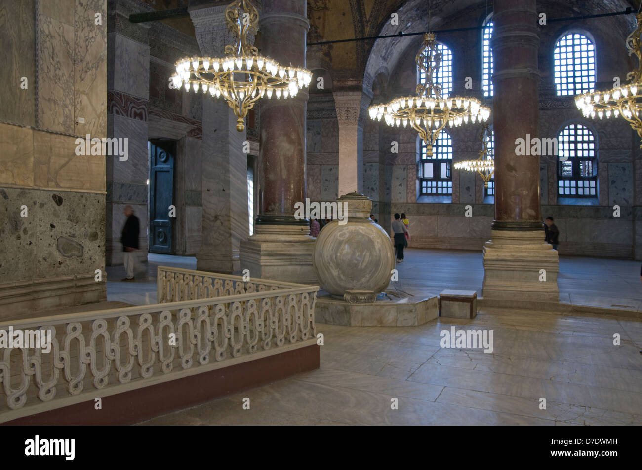 Hagia Sophia è un ex ortodossi basilica patriarcale, più tardi una moschea, e oggi sede di un museo di Istanbul. Foto Stock