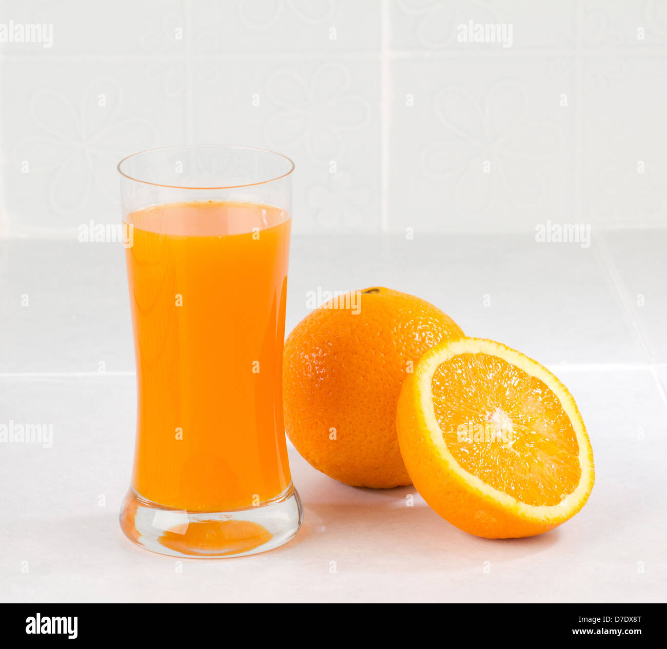 Fette di arancia e un bicchiere di succo di arancia Foto Stock
