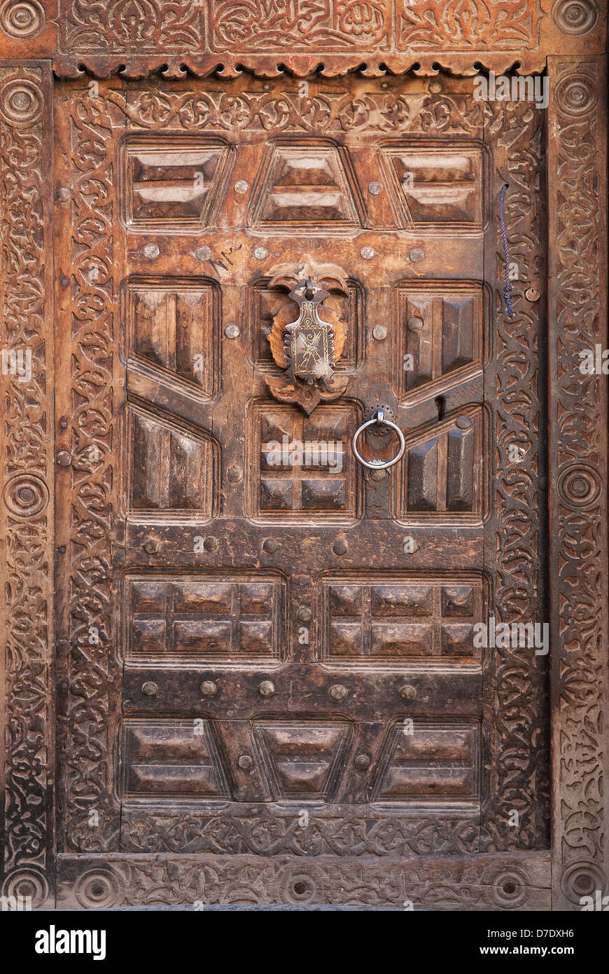 Tradizionale antica porta di legno in sanaa yemen Foto Stock