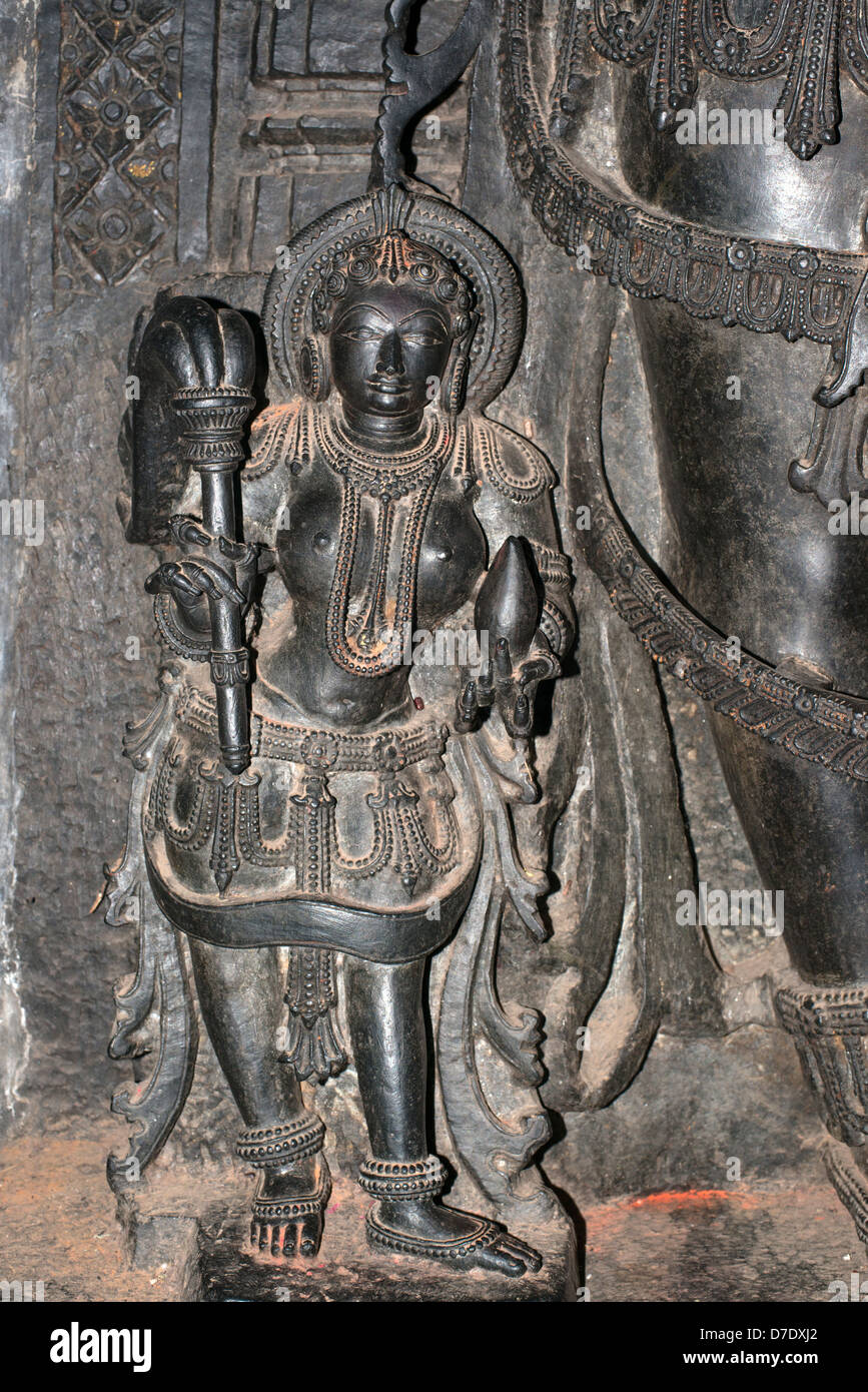 Un capolavoro di scultura Hoysala custodisce l entrata interna del tempio indù a Belur, vicino Hassan in Karnataka, India Foto Stock