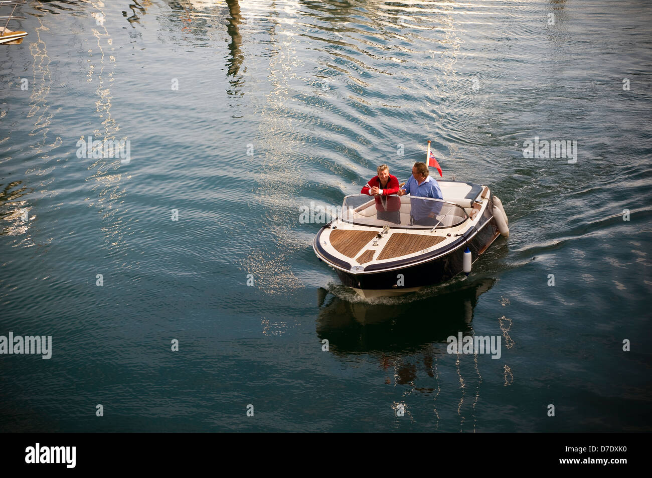 Torquay Marina,timone,volante, timone, capitano, ruota, sterzo, mare, leadership, isolato, crociera, nautico, divertente, bianco, tra Foto Stock