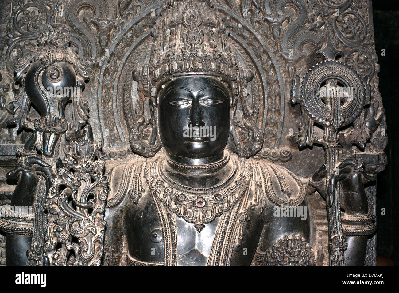 Un capolavoro di scultura Hoysala custodisce l entrata interna del tempio indù a Belur, vicino Hassan in Karnataka, India Foto Stock