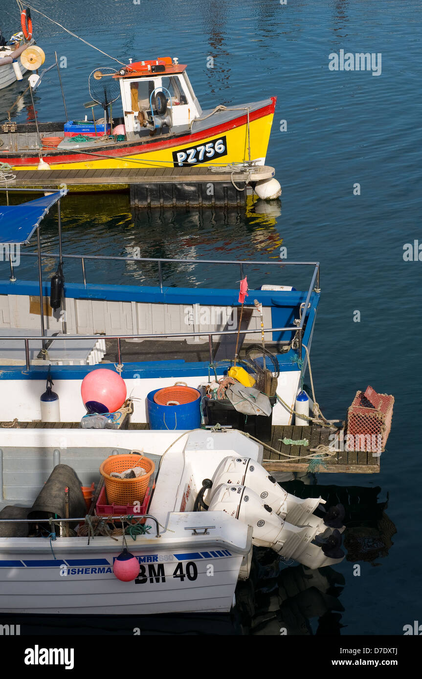 Barche nel porto di Torquay,timone,volante, timone, capitano, ruota, sterzo, mare, leadership, isolato, crociera, nautico, divertente, Foto Stock