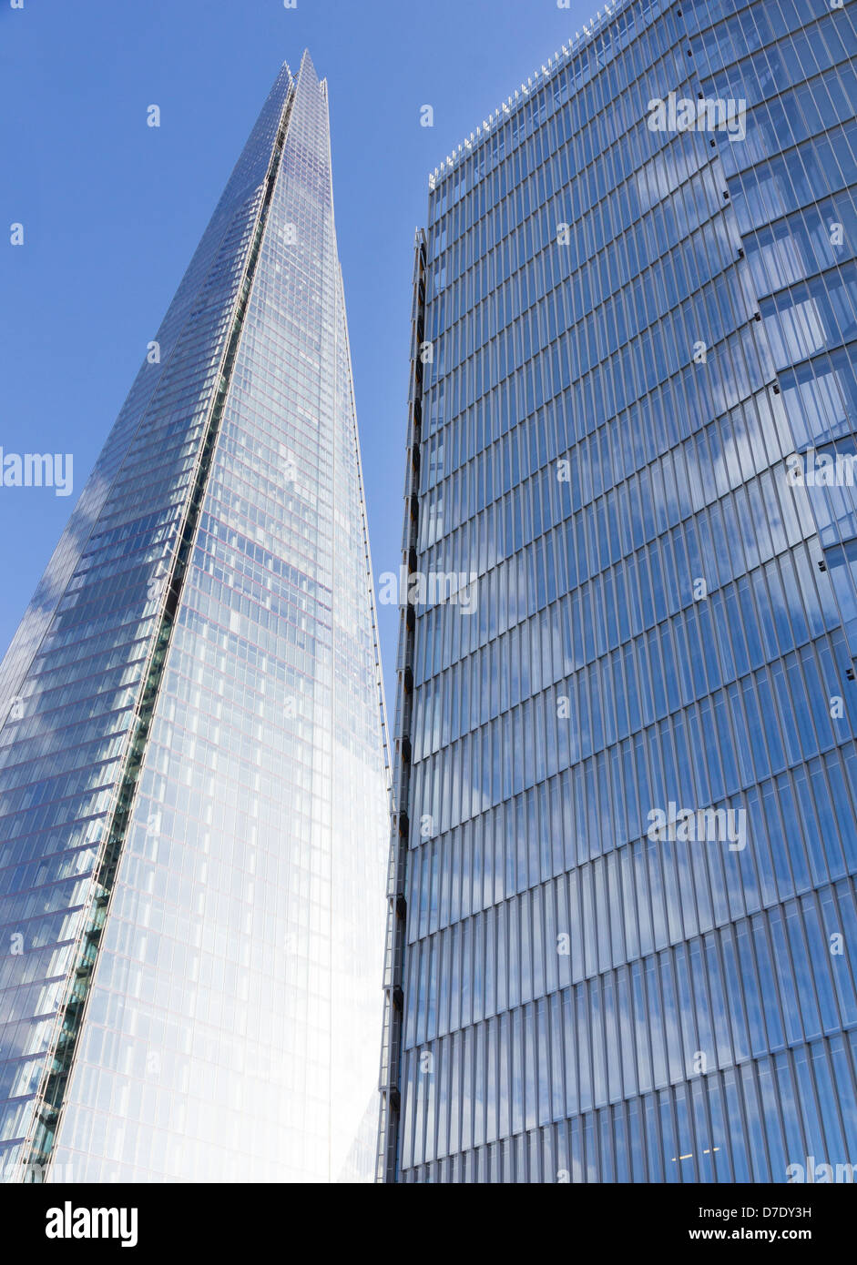 La Shard aumenta al di sopra di un'altra torre di vetro presso la stazione di London Bridge Foto Stock