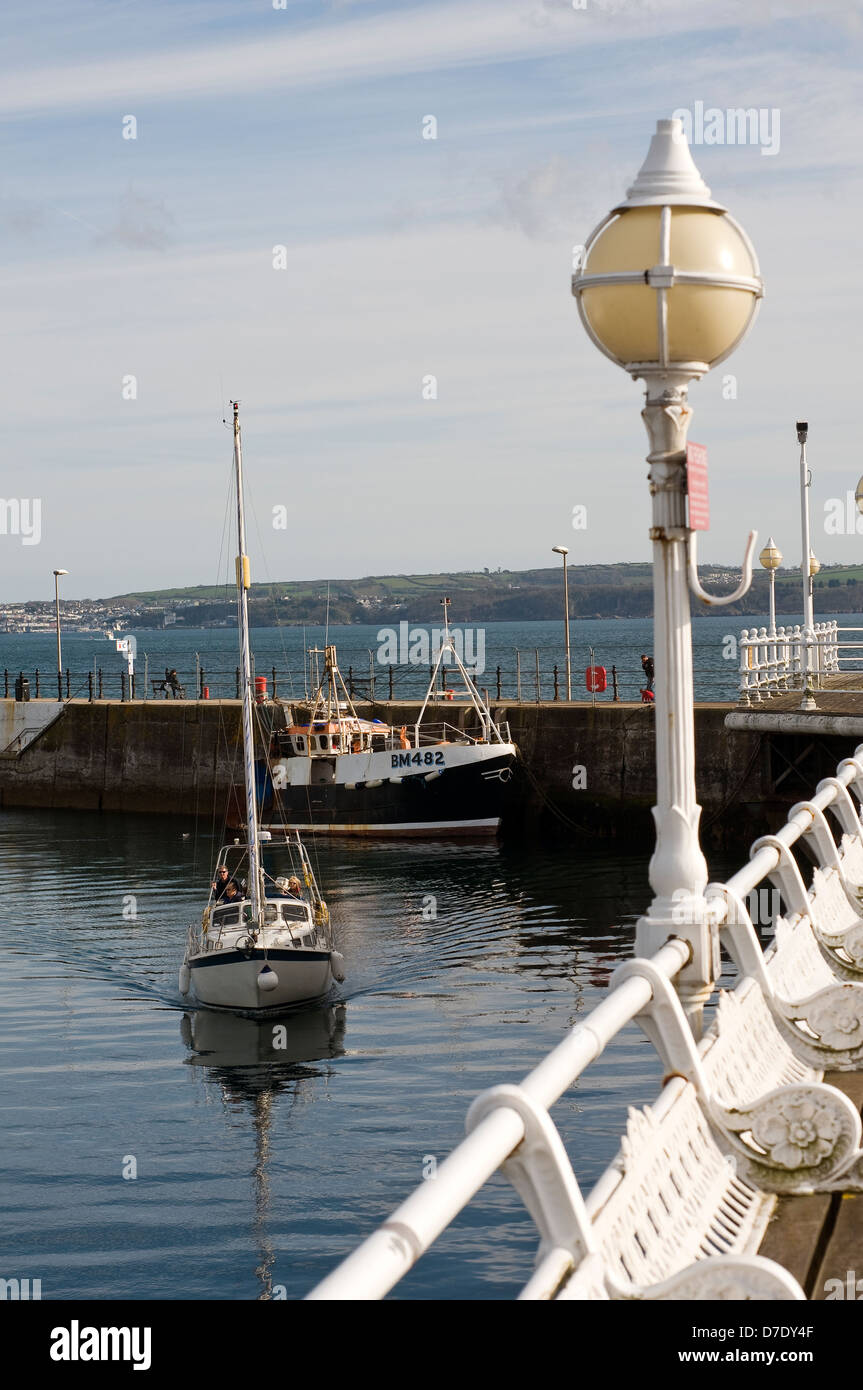 Torquay Marina,timone,volante, timone, capitano, ruota, sterzo, mare, leadership, isolato, crociera, nautico, divertente, bianco, tra Foto Stock