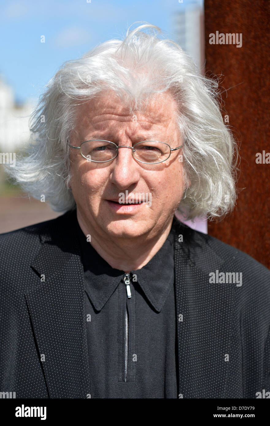 Lo scrittore Ungherese Peter Esterhazy sorge di fronte al Museo Storico prima di ricevere il Jeanette Schocken premio in Bremerhaven, Germania, 05 maggio 2013. Il premio di letteratura è dotato di 7.500 euro e commemora il libro bruciate dal socialismo nazionale e il mercante di Bremerhaven la moglie Schocken. Foto: CARMEN JASPERSEN Foto Stock