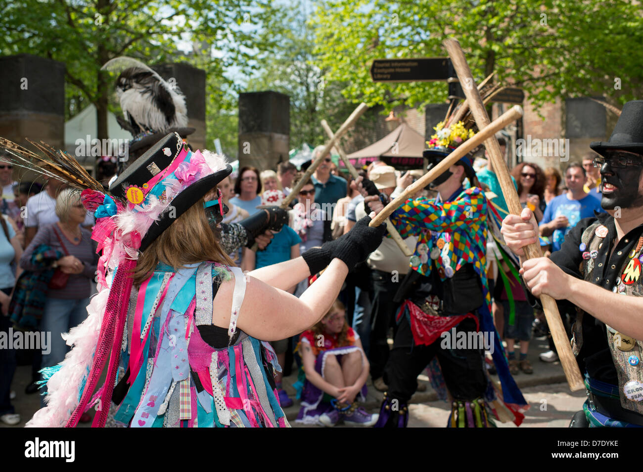 Rochester, Regno Unito. Il 5 maggio 2013. Il secondo giorno di Rochester Festival spazia oltre la banca vacanze weekend ha visto il sole e il calore. Il festival attira il ballo folk e musica da tutto il Regno Unito e possono fanno risalire la sua storia di oltre 400 anni. Foto Stock