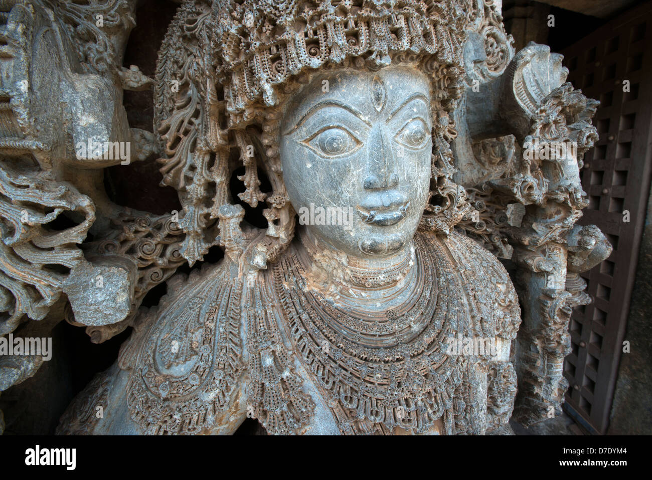 Un dettaglio di una statua mostra la padronanza di Hoysala artigianalità al tempio indù a Halebidu, vicino Hassan, Karnataka, India Foto Stock