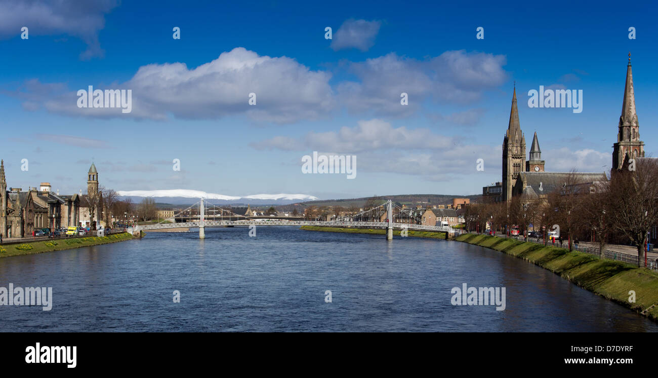 Il fiume Ness e ponte di sospensione in INVERNESS CITY CENTER su un inizio di giornata di primavera nel mese di aprile con coperta di neve Ben Wyvis Foto Stock