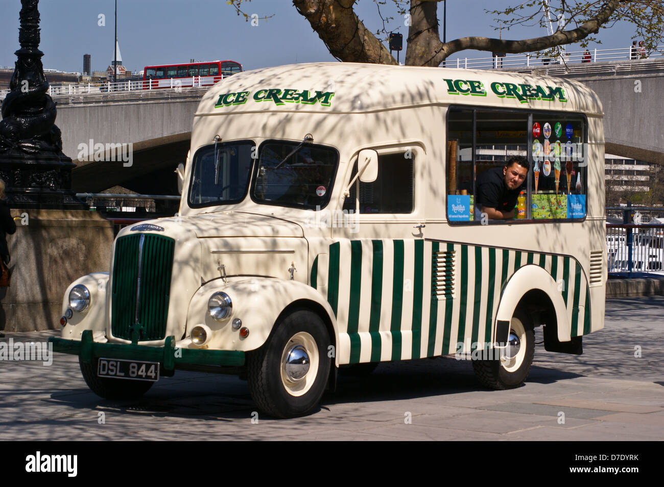 Un gelato van conversione di una Morris Commercial 1 ton carrello, South Bank di Londra, Inghilterra Foto Stock