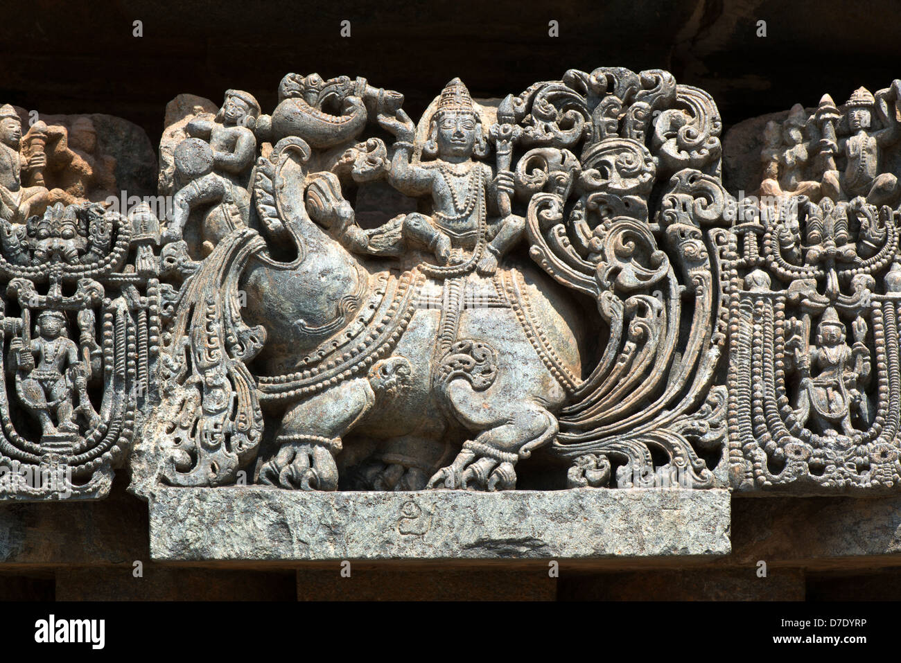 Esempi di Hoysala magistrale scultura adornano il Hindu tempio Hoysaleswara a Halebidu, vicino Hassan, Karnataka, India Foto Stock