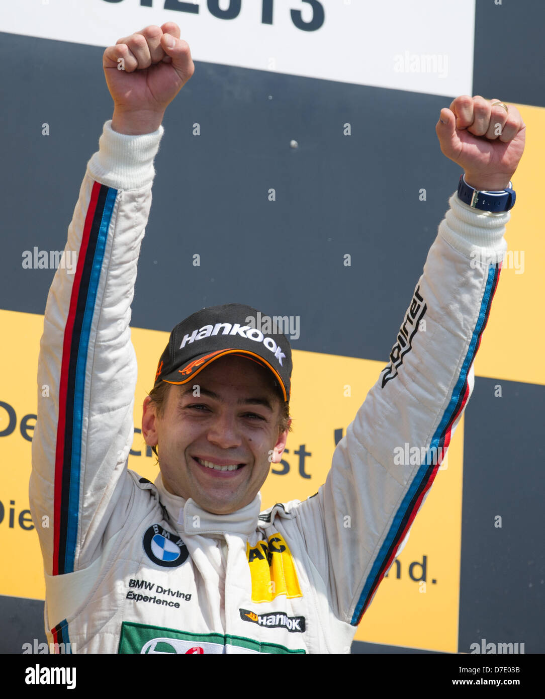 Il brasiliano German Touring Master (DTM) driver della Bmw Augusto Farfus del Team RBM celebra la vittoria della prima gara della stagione DTM a Hockenheim di Hockenheim, in Germania, 05 maggio 2013. Foto: UWE ANSPACH Foto Stock