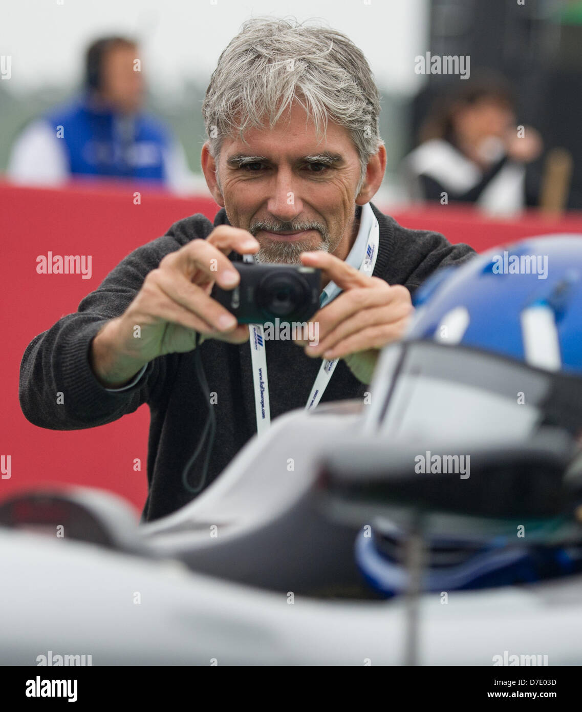 Ex Formula 1 racing driver Damon Hill prende un'immagine del Figlio suo, German Touring Master (DTM) driver Josh Hill, prima della prima gara della stagione DTM a Hockenheim di Hockenheim, in Germania, 05 maggio 2013. Foto: UWE ANSPACH Foto Stock