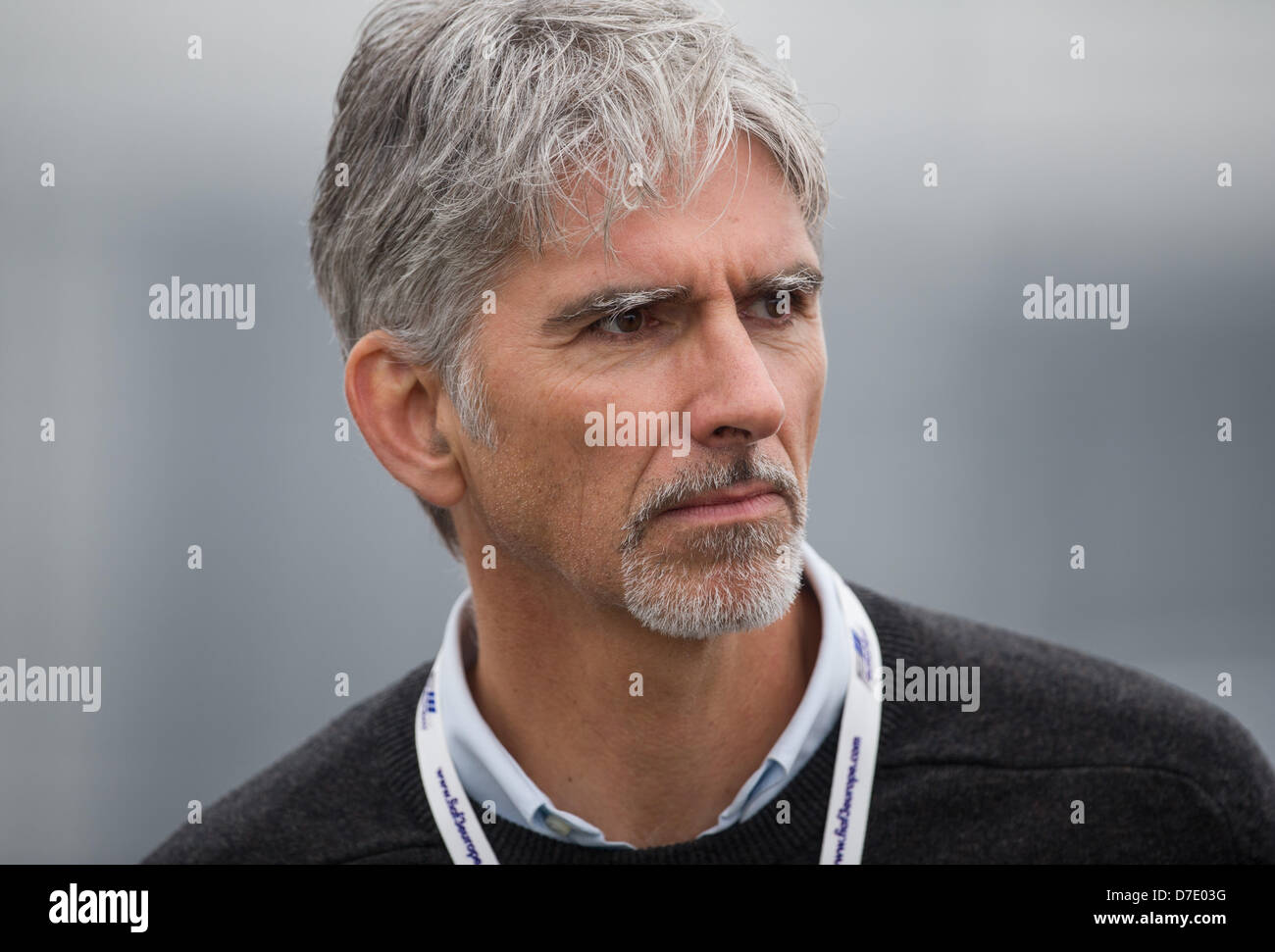 Ex Formula 1 racing driver Damon Hill sorge accanto alla pista prima della prima gara della stagione DTM a Hockenheim di Hockenheim, in Germania, 05 maggio 2013. Foto: UWE ANSPACH Foto Stock