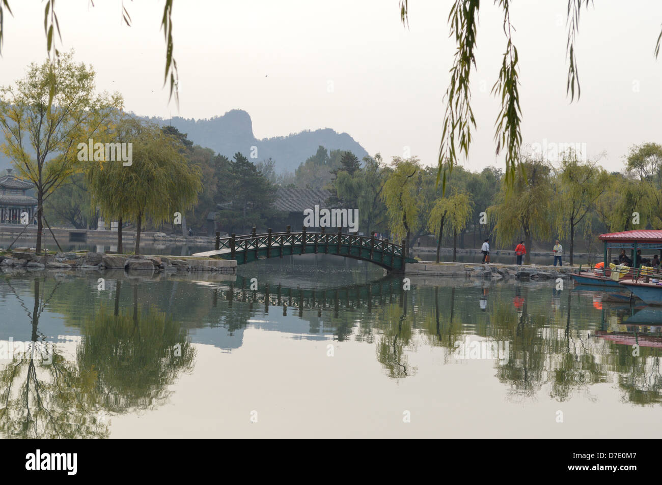 Riflessioni ad albero , il ponte di Arco sul lago di Cheng De, Cina Foto Stock