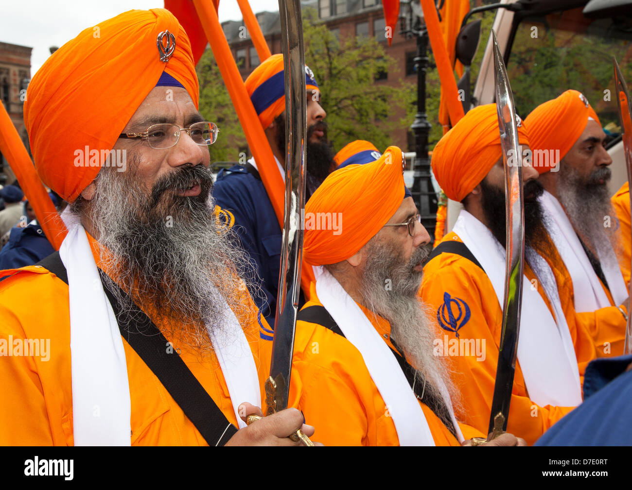 Sikh o sikh, persone associate al sikismo, una religione monoteistica. Ufficiale di posta una Guardia non formata Armed alla celebrazione più importante di Vaisakhi nel calendario Sikh segnato dalla loro processione annuale di Nagar Kirtan arancione, punjab, sikh, vaisakhi, religioso, tradizionale, baisakhi, celebrazione, india, sikhismo, ndian, punjabi, felice, turbante, tradizione, cultura, religione, festival, attraverso le strade della città. Il Nagar Kirtan è colore, celebrazione e culto ed è un invito a tutti gli uomini indipendentemente dalla casta, religione e credo di aderire. Foto Stock