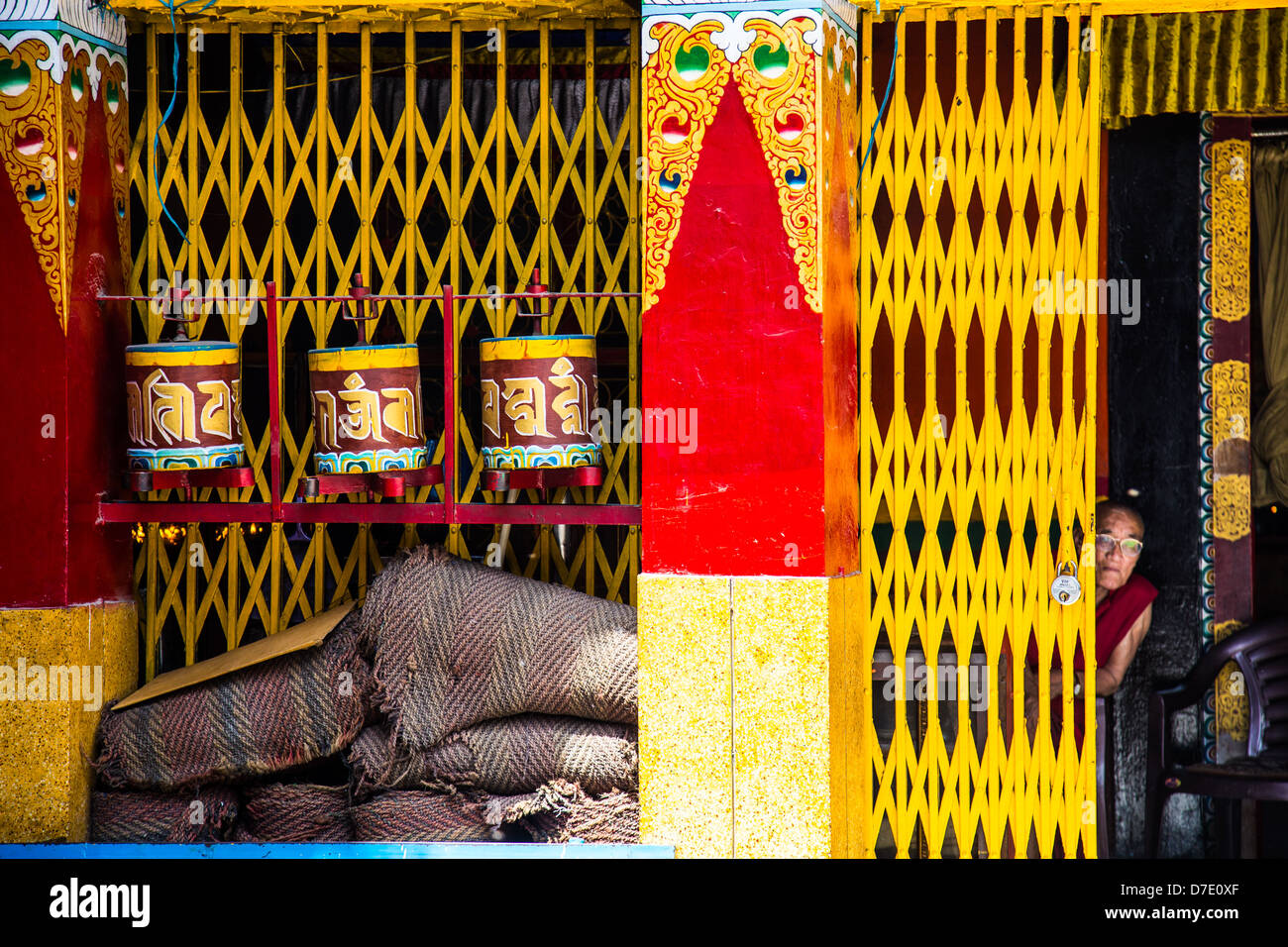 Monaco e tempio di Majnu-ka-tilla, profughi tibetani colony a Delhi, India Foto Stock