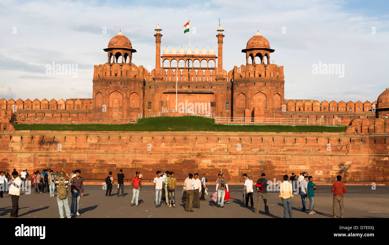 I turisti di fronte a Lahore gate del Red Fort in Dehli città vecchia, India Foto Stock