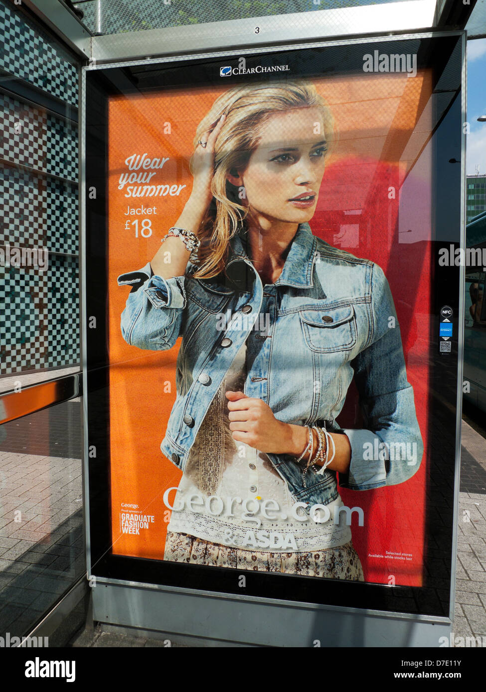 Asda supermercato pubblicità poster annuncio a buon mercato George abbigliamento jeans giacca su un centro di Cardiff bus rifugio Galles UK KATHY DEWITT Foto Stock