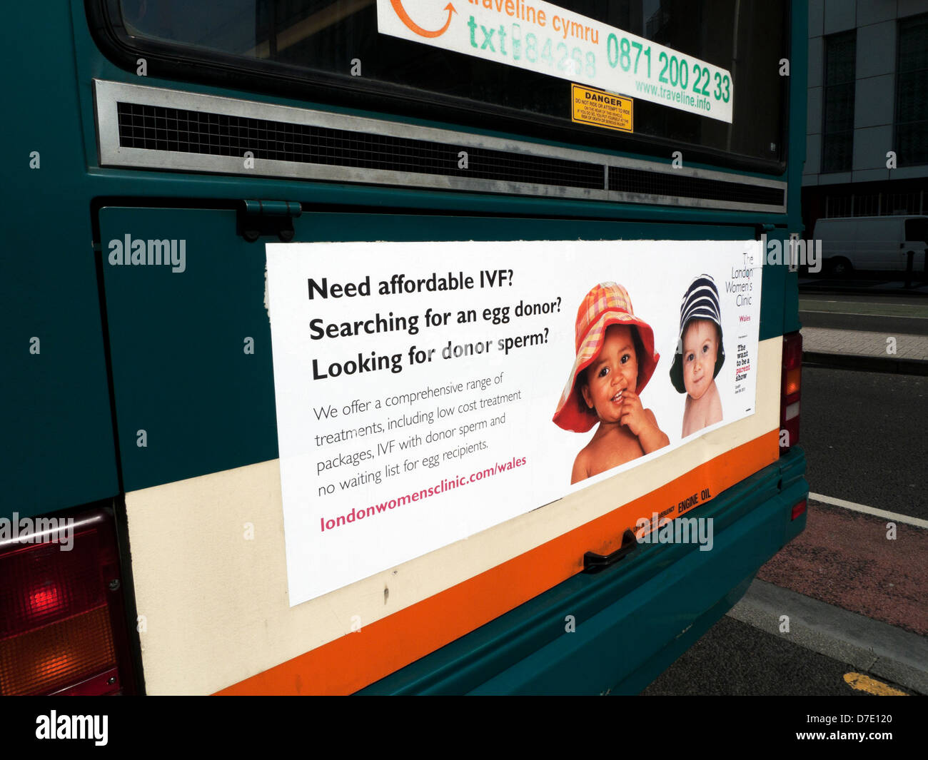 Un advert conveniente IVF di sperma e donatori di uova sul retro di un autobus nel centro di Cardiff Galles UK KATHY DEWITT Foto Stock