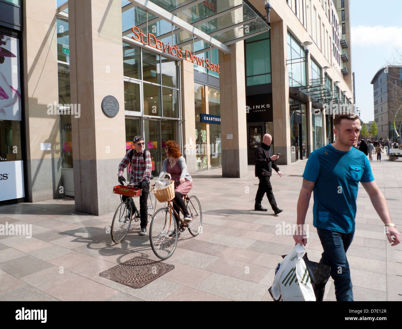 St David's Shopping Precinct in Cardiff City Centre Street con ciclisti e uomo di shopping maschile con borse in Galles UK KATHY DEWITT Foto Stock