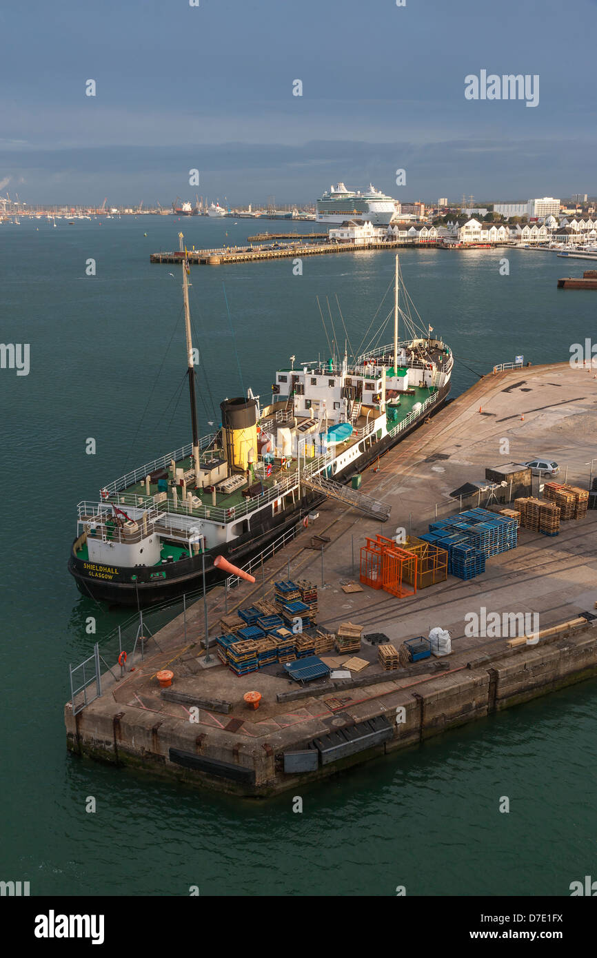 Spedizioni in Southampton dock, la mattina presto arrivo su P&O Ventura. Foto Stock