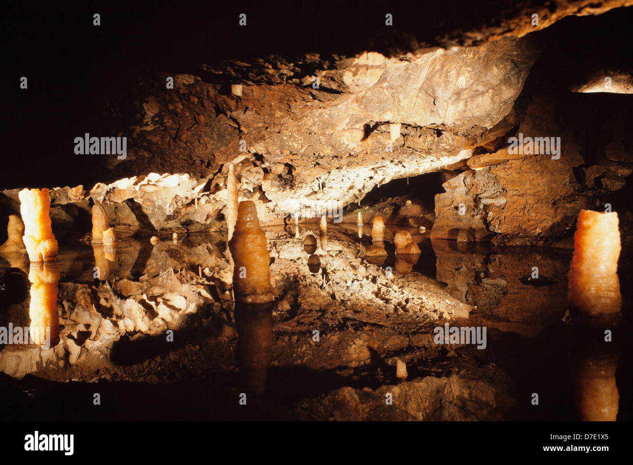 Specchio riflessioni acqua ancora in piscina sotterranea, Gough's Cavern, Cheddar, UK. Formazioni di calcare Foto Stock