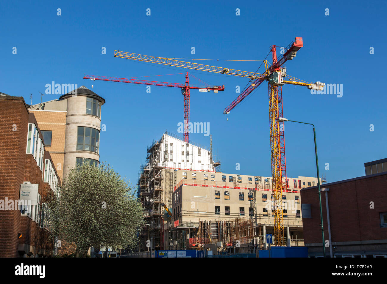 Gru a torre su un cantiere in Nottingham, Inghilterra, Regno Unito Foto Stock