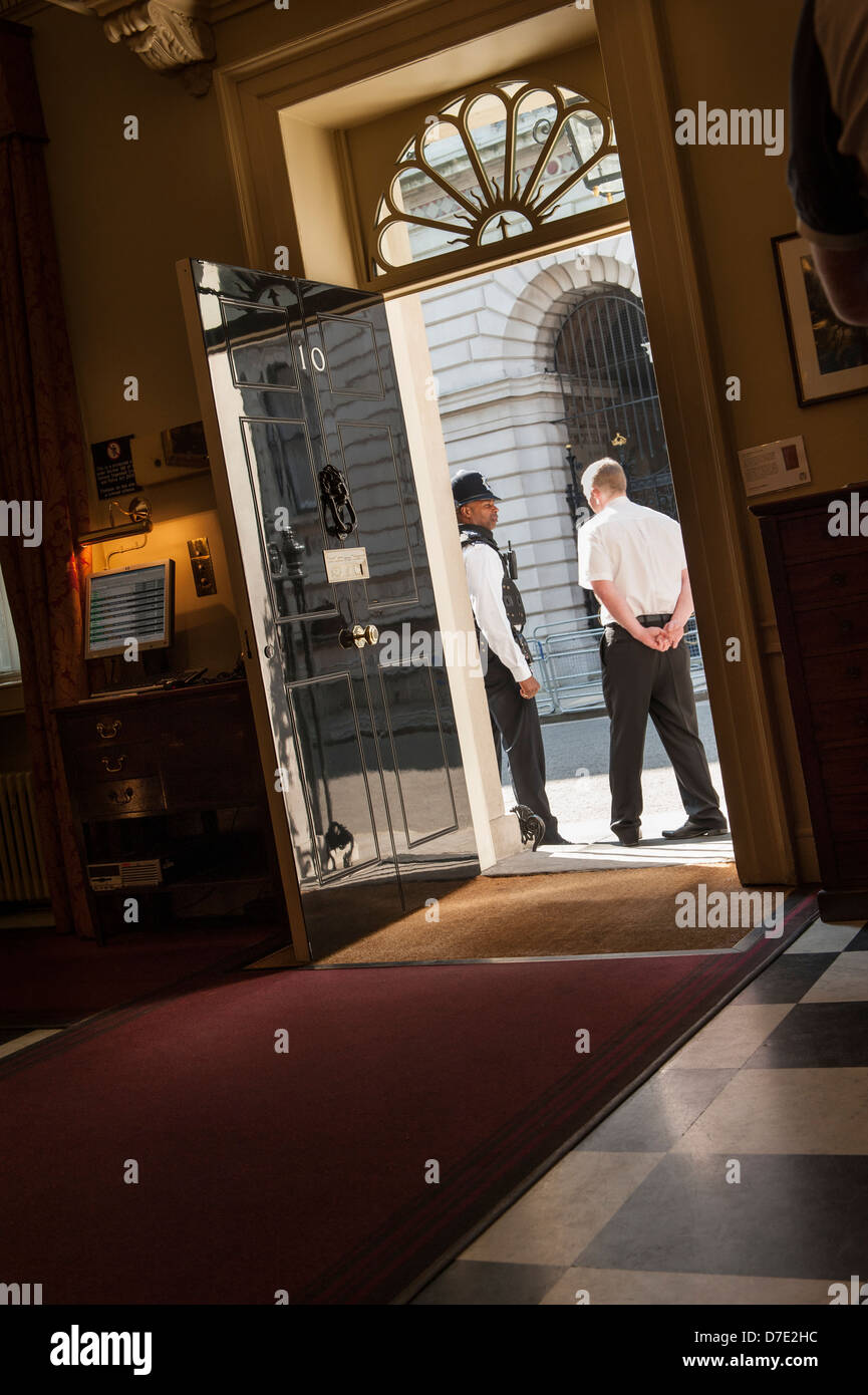 Dentro la lobby della residenza ufficiale del Primo ministro britannico, 10 Downing Street, Londra SW1 con lo sportello anteriore aperto. Foto Stock