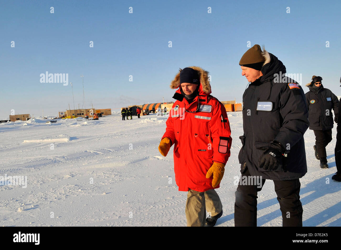 Capo di operazioni navali Adm. Gary Roughead parla con il cap. Greg Ott, ufficiale in comando tattico della Applied Physics Lab stazione di ghiaccio mentre il turismo il campo artico durante l esercizio di ghiaccio 21 marzo 2009 nell'Oceano Artico. Foto Stock