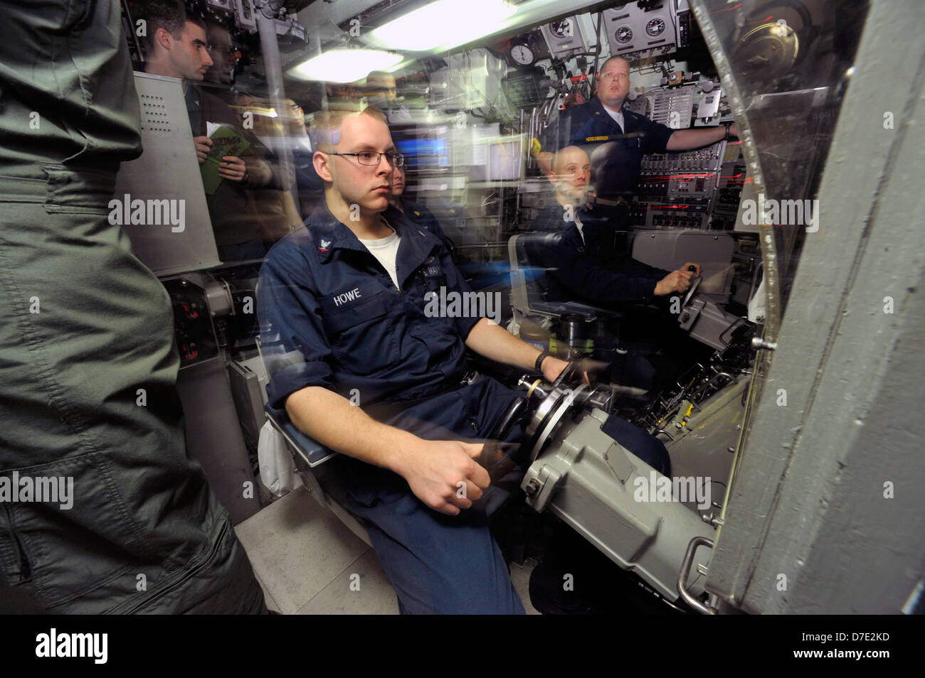 Petty Officer di terza classe Zach Howe orologi di un calibro di profondità a bordo del Navy US Los Angeles-class attacco nucleare sommergibile USS Annapolis durante un fermo parere conforme attraverso tre piedi di ghiaccio mentre partecipa in esercizio di ghiaccio 21 marzo 2009 nell'Oceano Artico. Foto Stock