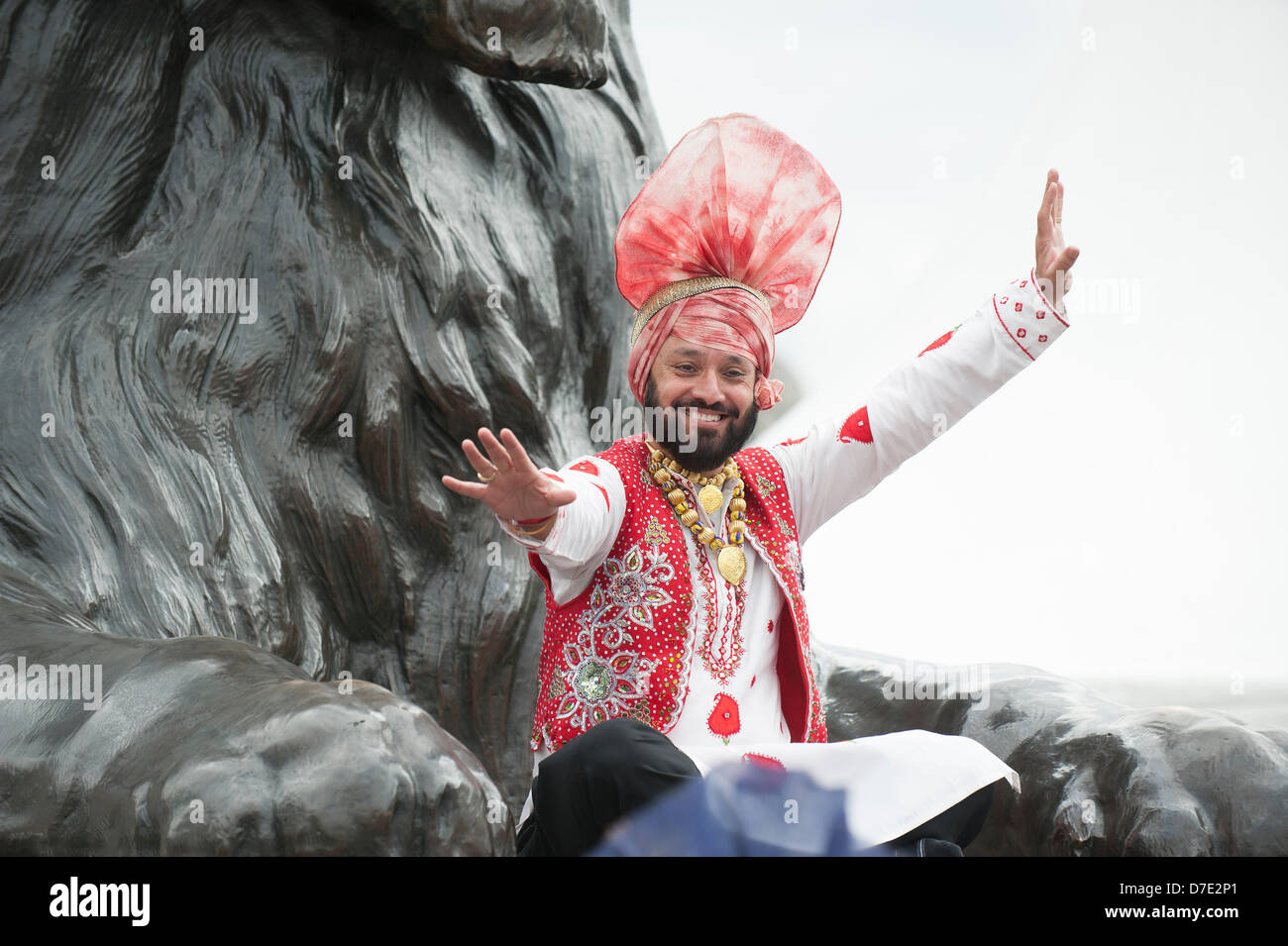 Londra, Regno Unito. Il 5 maggio, 2013. Un tradizionale Punjabi danzatrice presso il Vaisakhi Festival in Trafalgar Square. Un highlight del capitale delle celebrazioni per i sikh Anno nuovo invito per l'evento è gratuito e comprende musica dal vivo e intrattenimento. Fotografo: Gordon Scammell/Alamy Live News Foto Stock