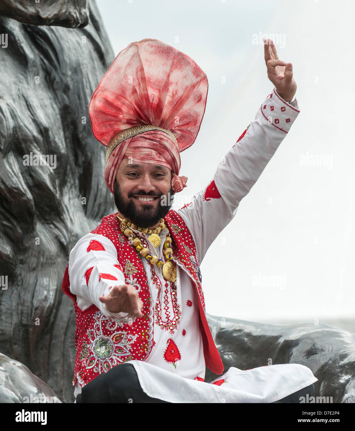 Londra, Regno Unito. Il 5 maggio, 2013. Un tradizionale Punjabi danzatrice presso il Vaisakhi Festival in Trafalgar Square. Un highlight del capitale delle celebrazioni per i sikh Anno nuovo invito per l'evento è gratuito e comprende musica dal vivo e intrattenimento. Fotografo: Gordon Scammell/Alamy Live News Foto Stock