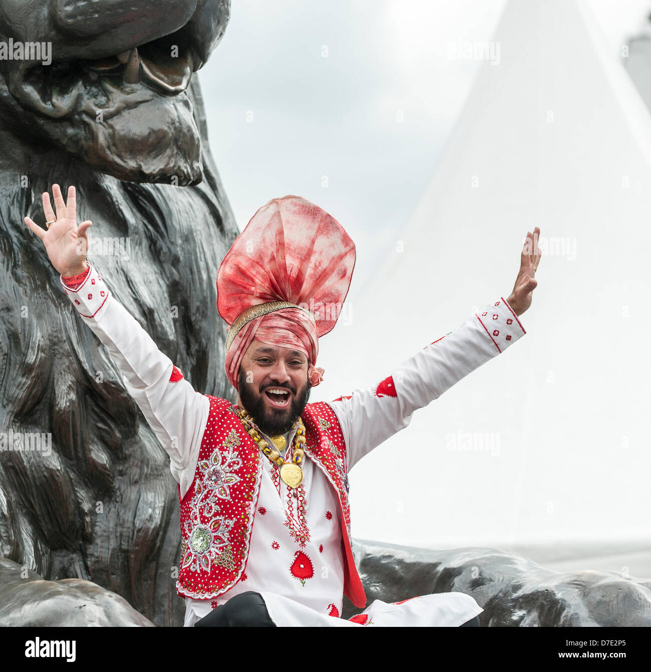 Londra, Regno Unito. Il 5 maggio, 2013. Un tradizionale Punjabi danzatrice presso il Vaisakhi Festival in Trafalgar Square. Un highlight del capitale delle celebrazioni per i sikh Anno nuovo invito per l'evento è gratuito e comprende musica dal vivo e intrattenimento. Fotografo: Gordon Scammell/Alamy Live News Foto Stock