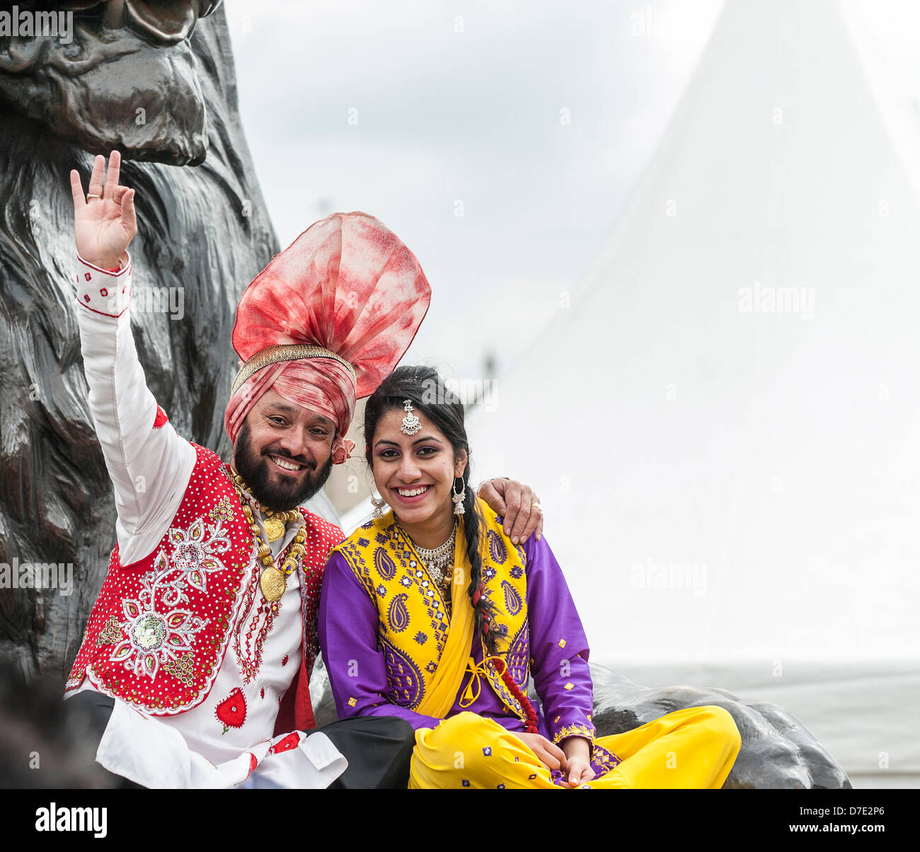 Londra, Regno Unito. Il 5 maggio, 2013. Punjabi tradizionali ballerine alla Vaisakhi Festival in Trafalgar Square. Un highlight del capitale delle celebrazioni per i sikh Anno nuovo invito per l'evento è gratuito e comprende musica dal vivo e intrattenimento. Fotografo: Gordon Scammell/Alamy Live News Foto Stock