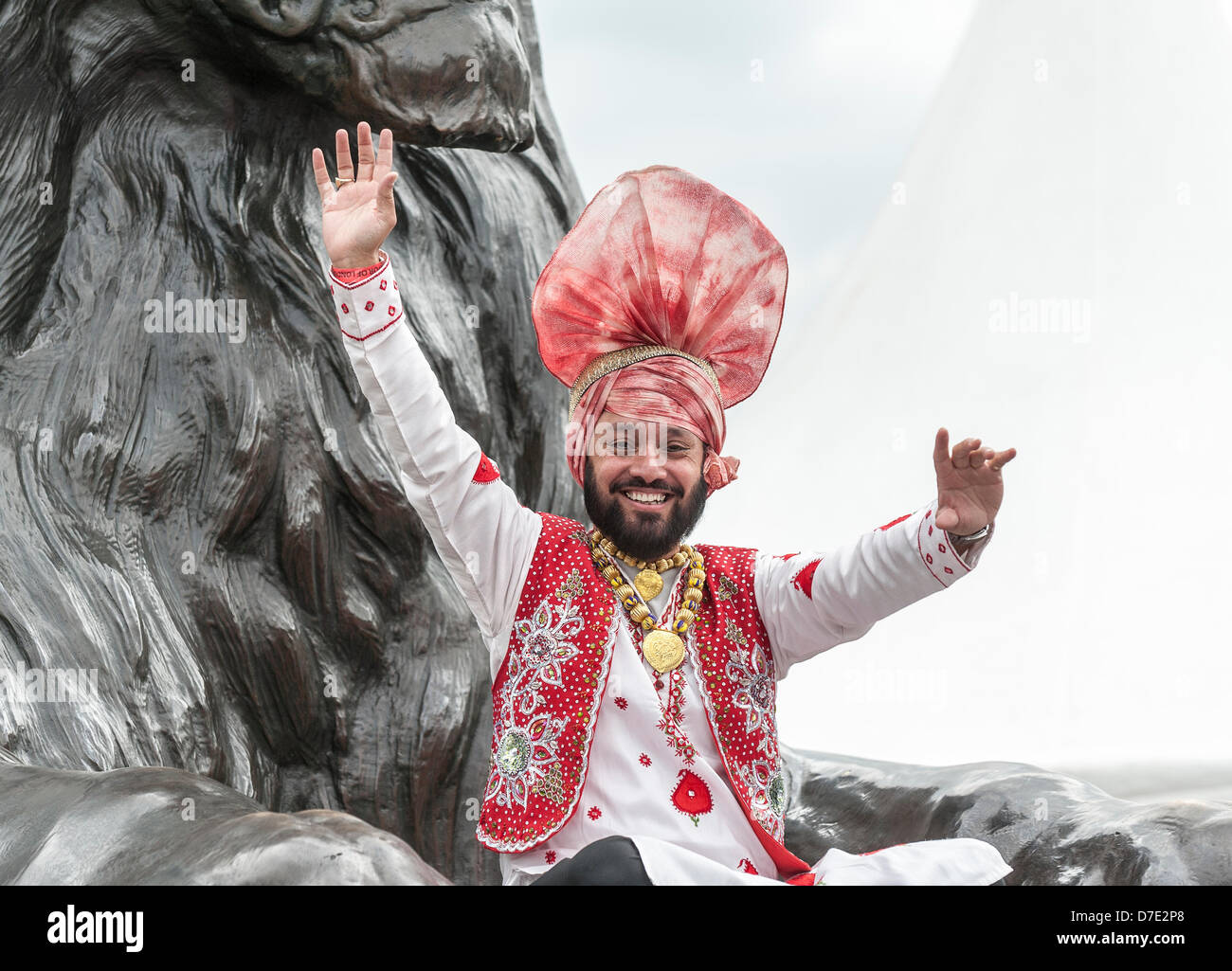 Londra, Regno Unito. Il 5 maggio, 2013. Un tradizionale Punjabi danzatrice presso il Vaisakhi Festival in Trafalgar Square. Un highlight del capitale delle celebrazioni per i sikh Anno nuovo invito per l'evento è gratuito e comprende musica dal vivo e intrattenimento. Fotografo: Gordon Scammell/Alamy Live News Foto Stock