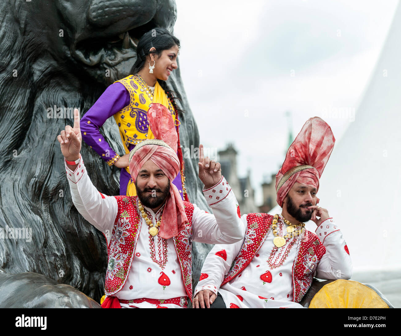 Londra, Regno Unito. Il 5 maggio, 2013. Punjabi tradizionali ballerine alla Vaisakhi Festival in Trafalgar Square. Un highlight del capitale delle celebrazioni per i sikh Anno nuovo invito per l'evento è gratuito e comprende musica dal vivo e intrattenimento. Fotografo: Gordon Scammell/Alamy Live News Foto Stock