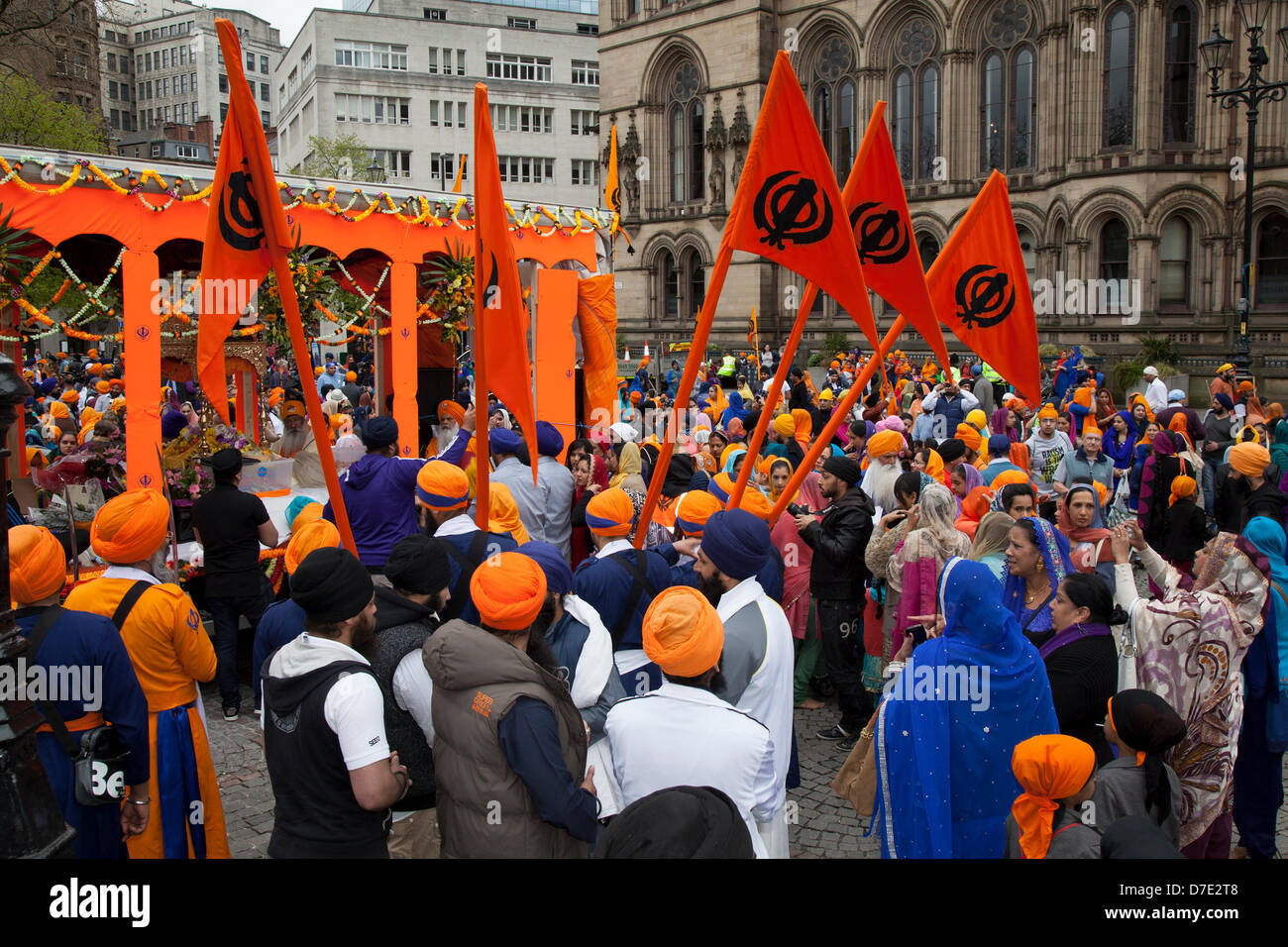 Manchester, Regno Unito. Il 5 maggio, 2013. La folla che circonda il galleggiante alla più importante celebrazione Vaisakhi nel calendario Sikh segnata dalla comunità sikh di Greater Manchester, con la loro annuale Nagar Kirtan processione attraverso le vie della città. Il Nagar Kirtan è a colori, celebrazione e adorazione ed è un invito per tutti indipendentemente dalla casta, di religione e di credo per unire i sikh nel celebrare la loro religione e cultura. Credito: Mar fotografico/Alamy Live News Foto Stock