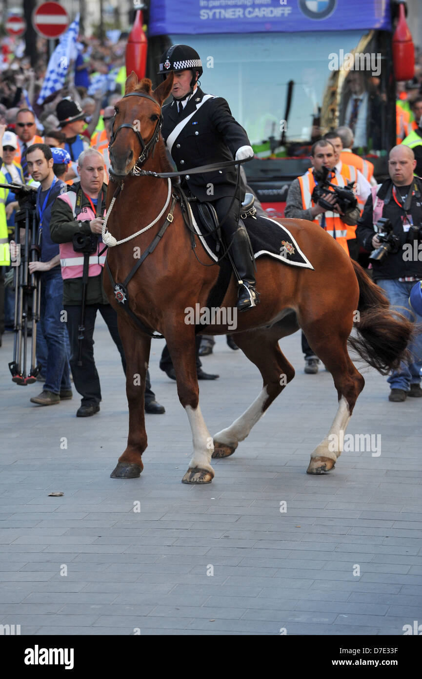 Cardiff, Regno Unito. Il 5 maggio 2013. Un cavallo di polizia spook a Cardiff City FC Champions Parade. Il team era portata in processione attraverso la città in un autobus aperto sul tetto dopo aver vinto il campionato e promossa per la Premier League. Credito: Polly Thomas/Alamy Live News Foto Stock