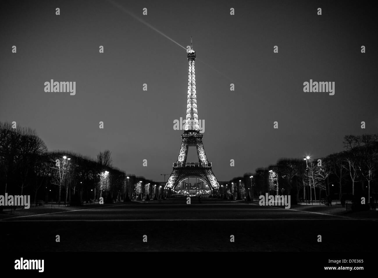 Vista della Torre Eiffel da Champ de Mars. Foto Stock