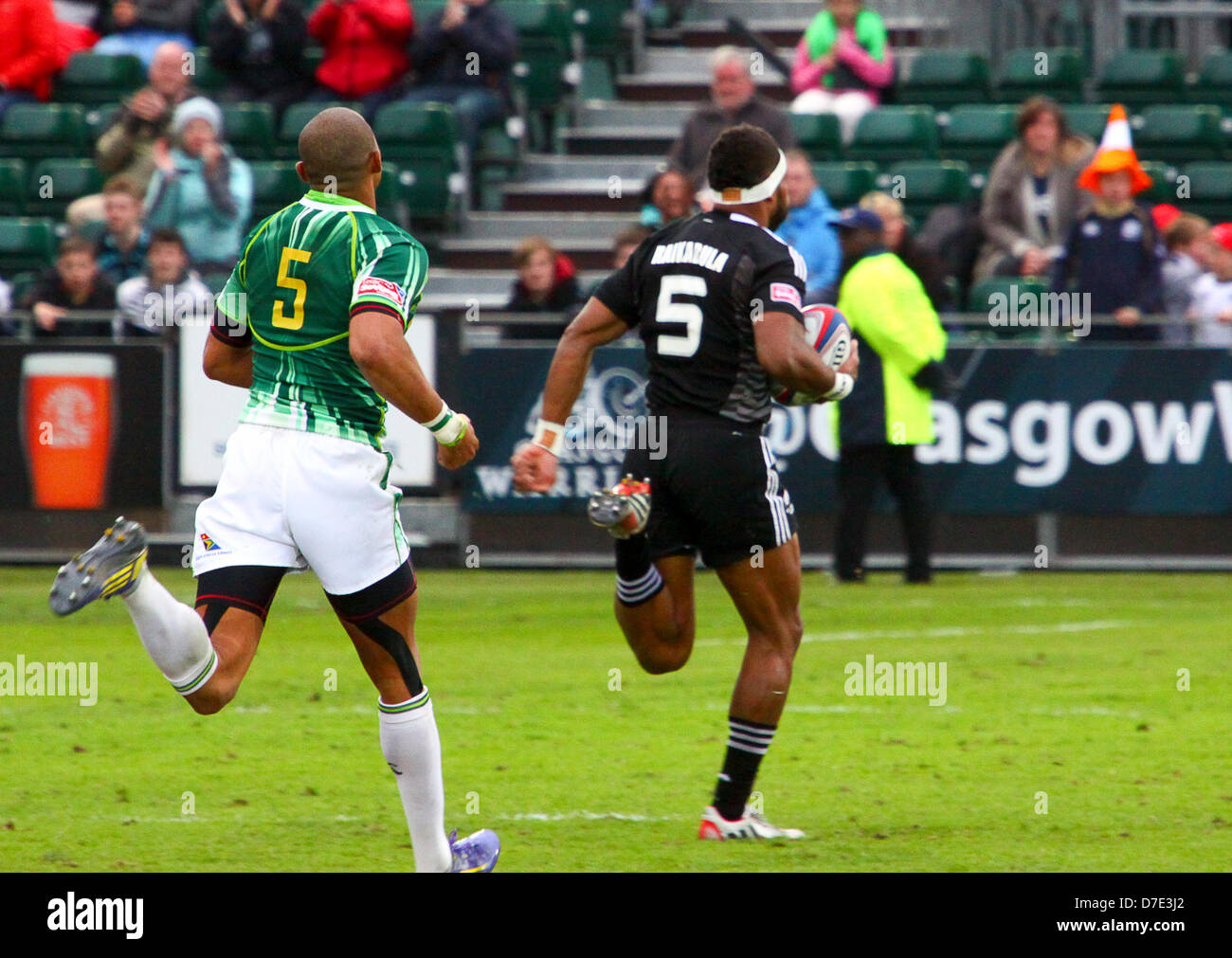 Glasgow, Scotland, Regno Unito. Il 5 maggio 2013. Glasgow, Scozia. 5 Aprile, 2013. durante il Glasgow Emirates Airline Glasgow 7s da Scotstoun. Finale Coppa del Sud Africa 28 v 21 Nuova Zelanda Lote Raikabula NZ rende la sua esecuzione al cliente NZ primo try. Credito: ALAN OLIVER / Alamy Live News Foto Stock